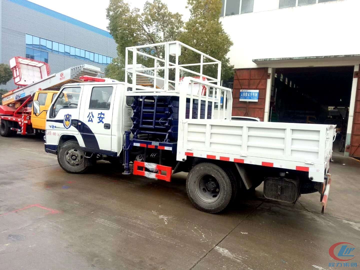 江铃顺达警用剪叉式升降平台高空作业车 实拍图