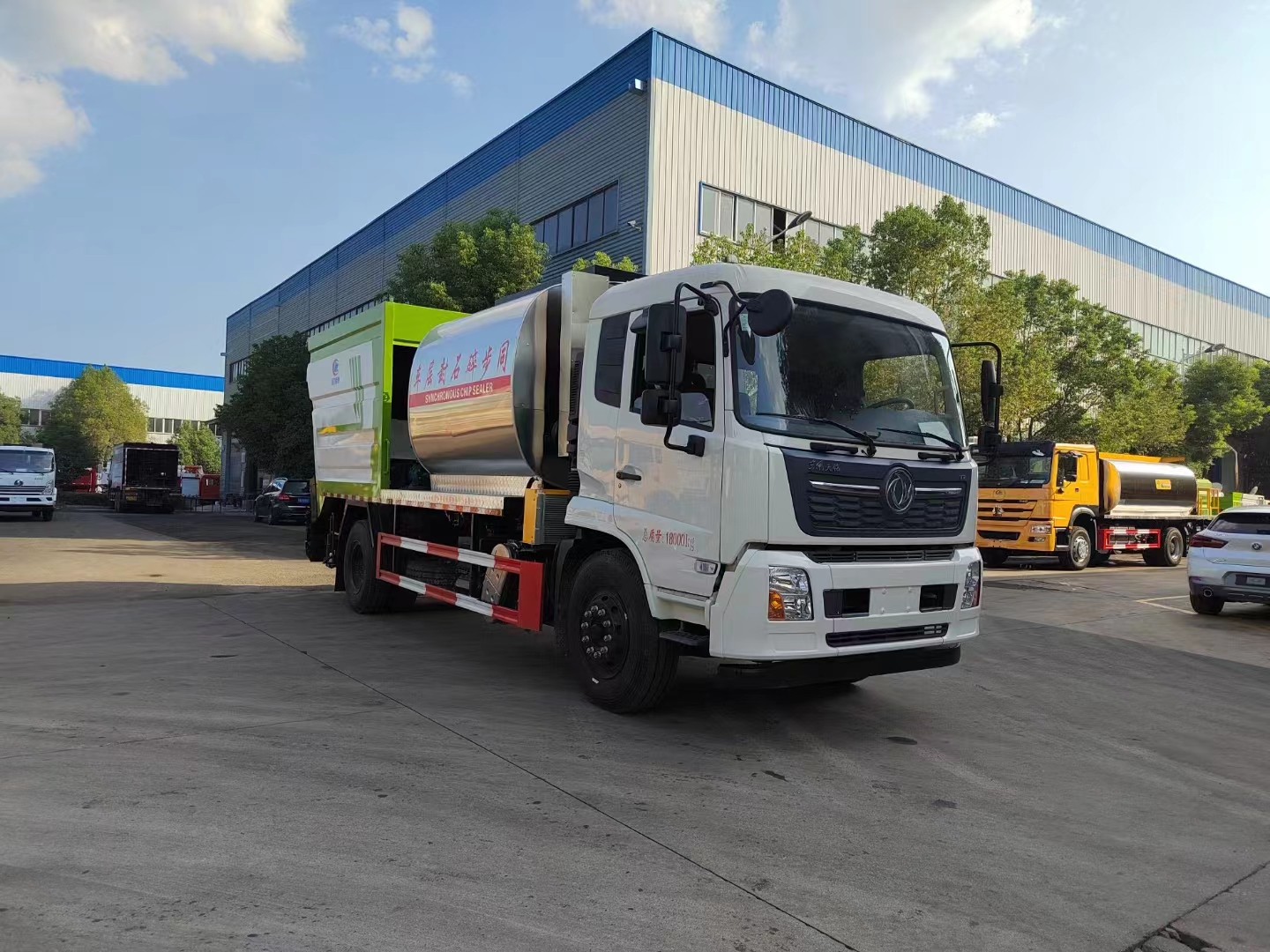 国六东风天锦8方的石料仓同步碎石封层车