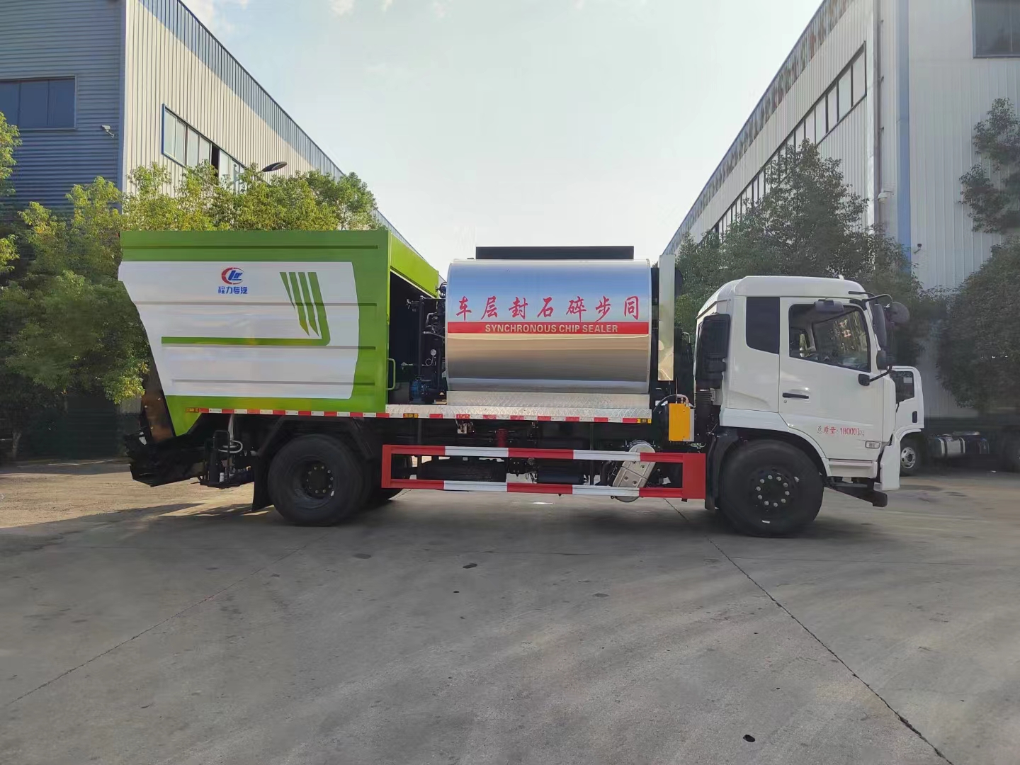 国六东风天锦8方的石料仓同步碎石封层车 实拍图