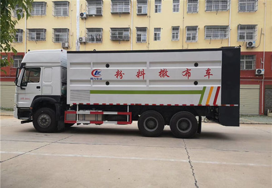国六重汽豪沃后八轮粉料撒布车 实拍图