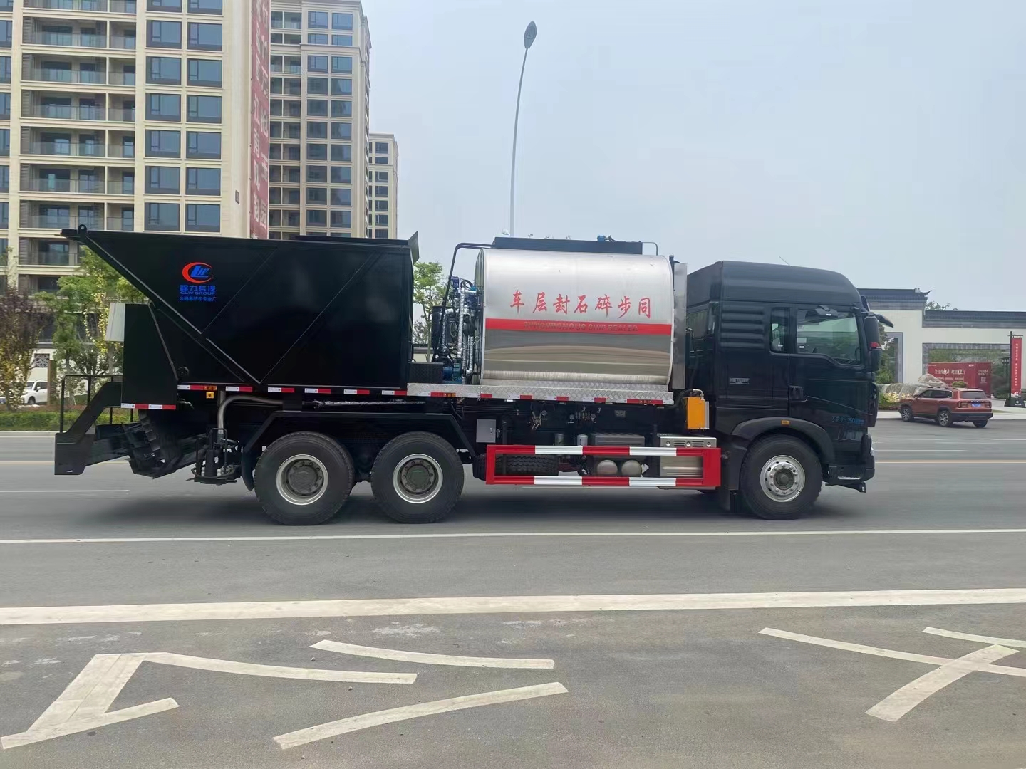国六重汽豪沃后双桥同步碎石封层车 实拍图