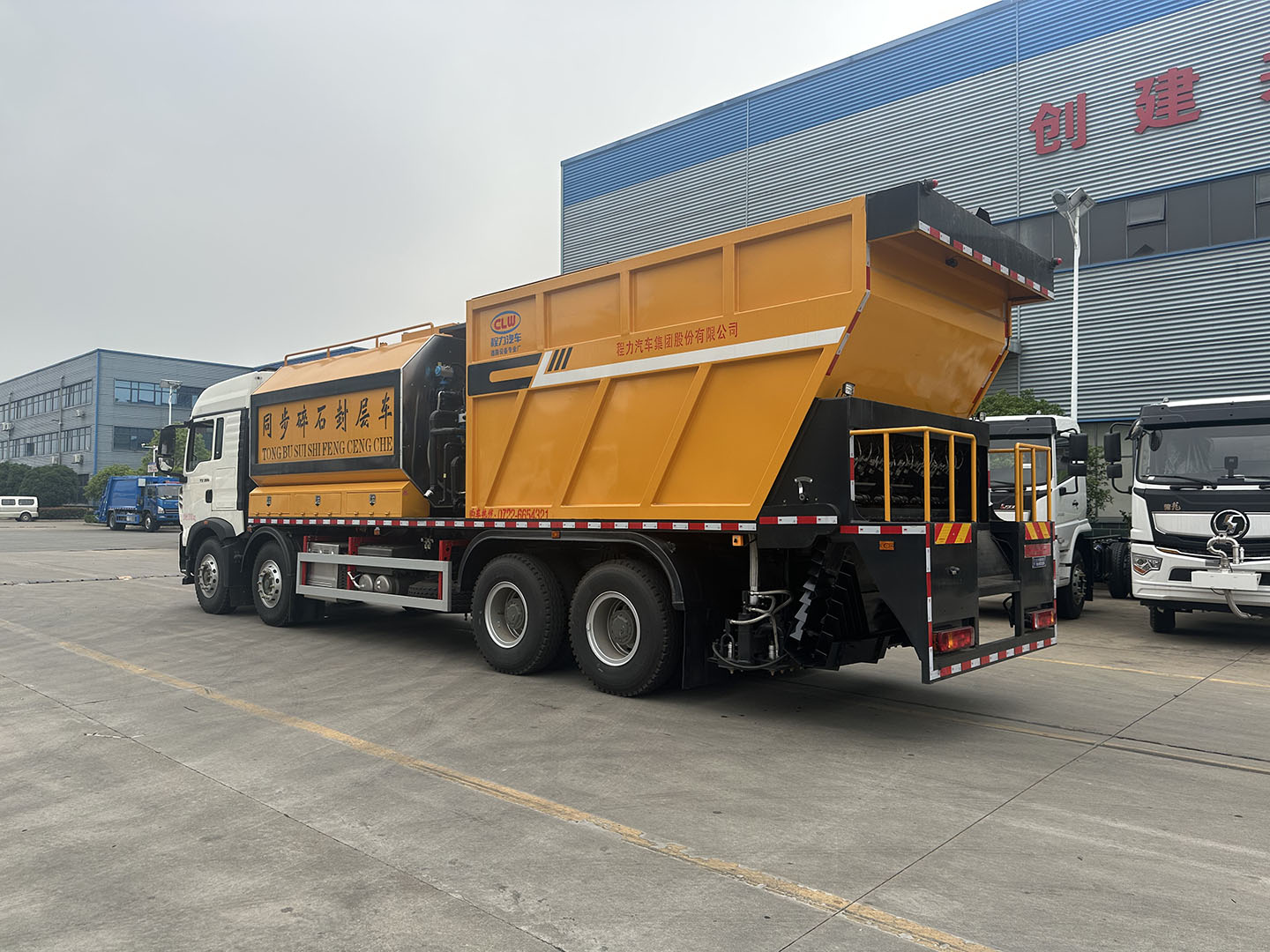 程力牌重汽豪沃前四后八沥青碎石同步封层车 实拍图