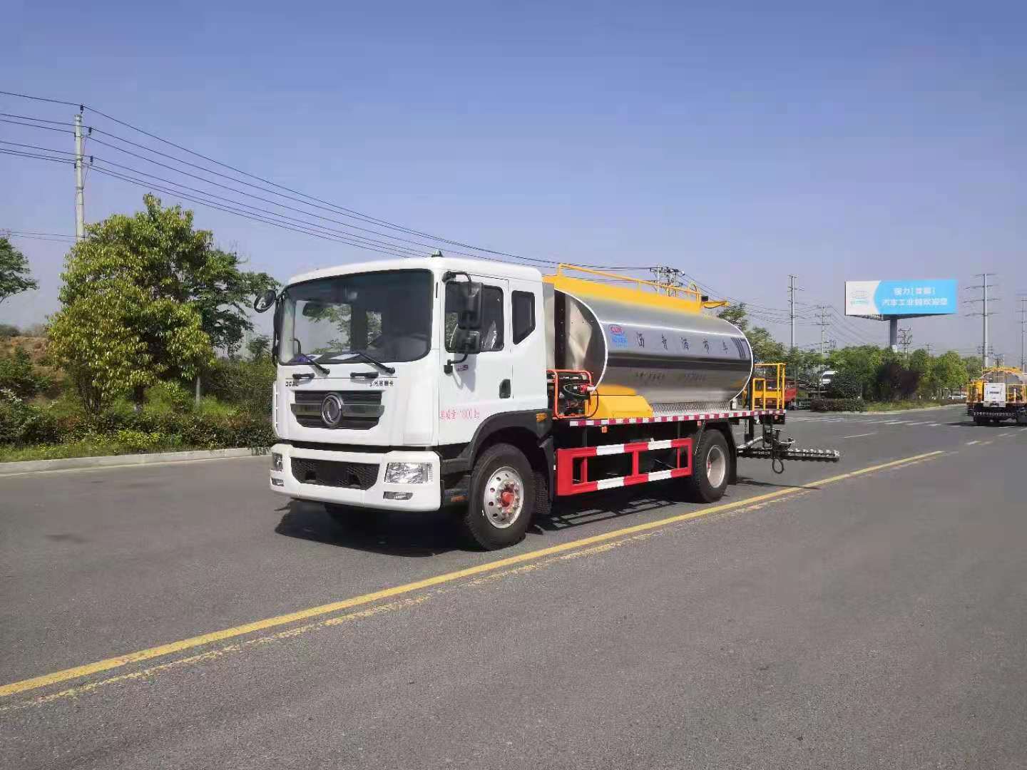 国六东风多利卡D9沥青洒布车10-12方