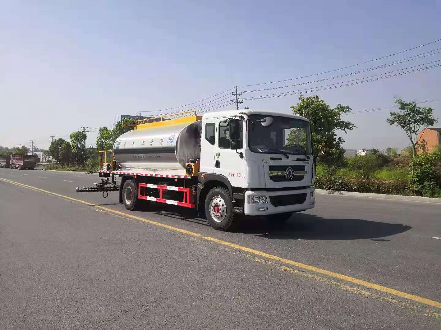 国六东风多利卡D9沥青洒布车10-12方 实拍图