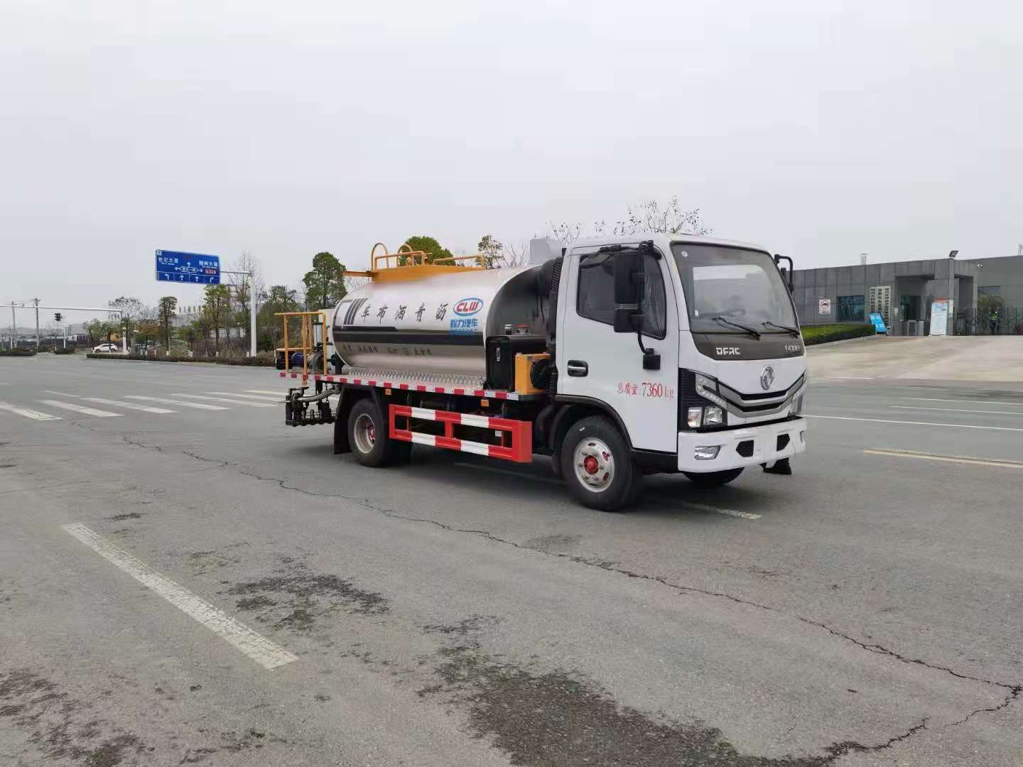 国六东风小多利卡4方智能沥青洒布车 实拍图