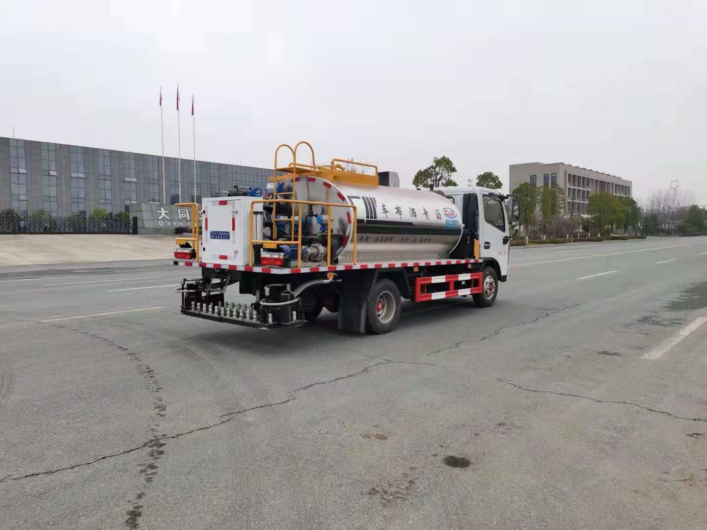 国六东风小多利卡4方智能沥青洒布车 实拍图