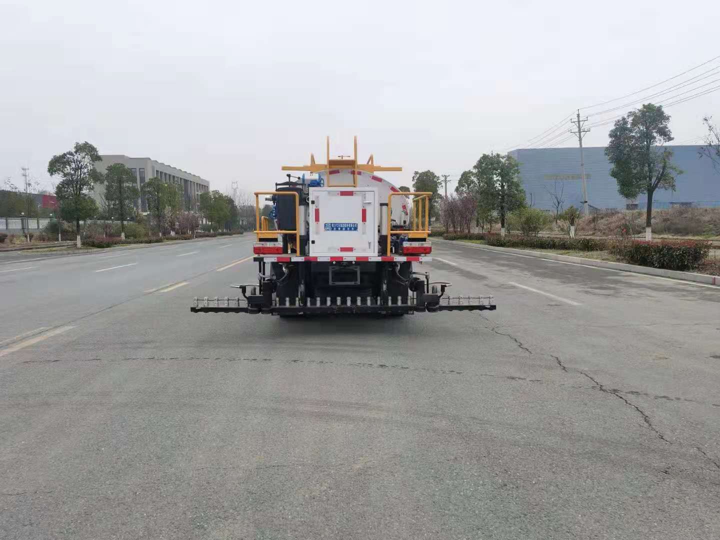 国六东风小多利卡4方智能沥青洒布车 实拍图