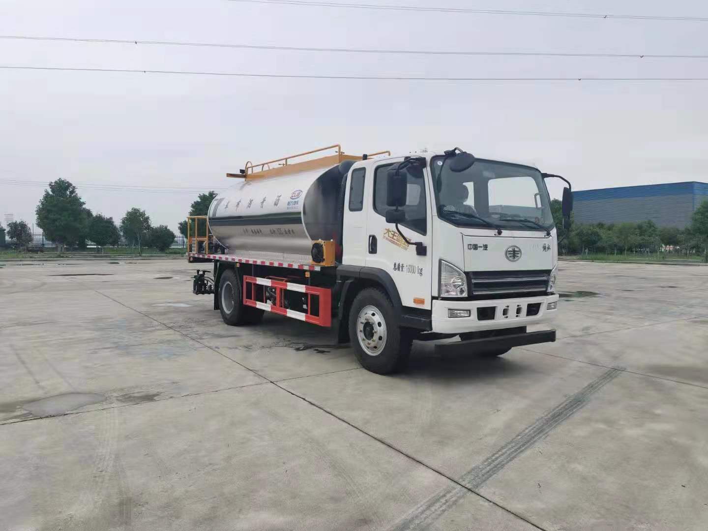 程力集团国六解放9.3立方智能型沥青洒布车 实拍图