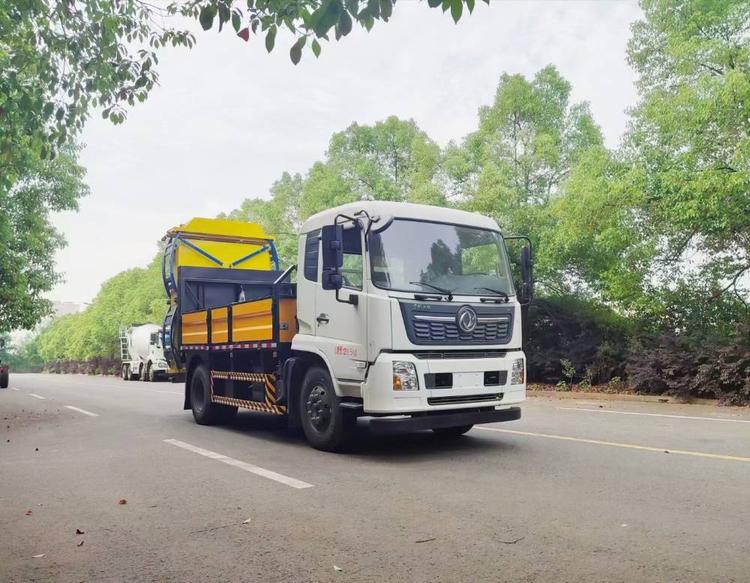 东风天锦防撞缓冲车