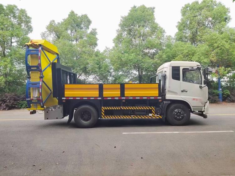 东风天锦防撞缓冲车 实拍图