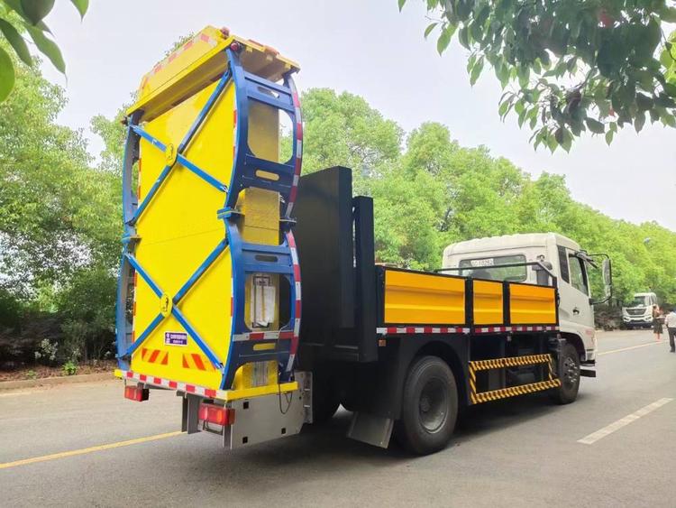 东风天锦防撞缓冲车 实拍图