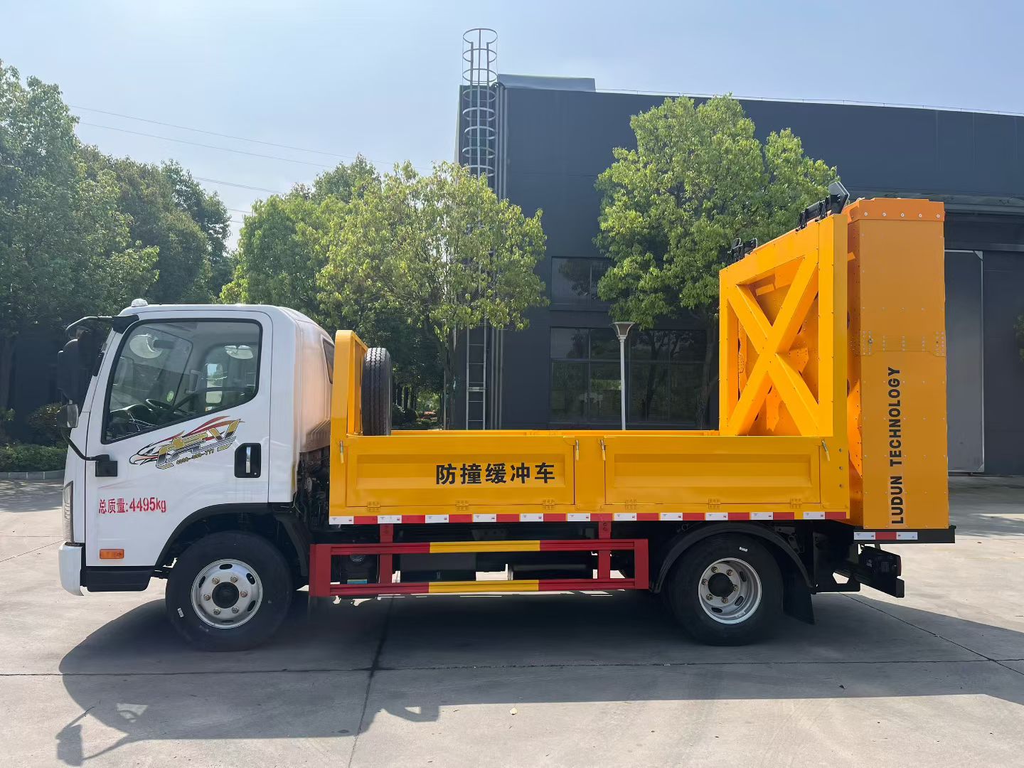 解放虎V防撞缓冲车,解放蓝牌防撞车 实拍图