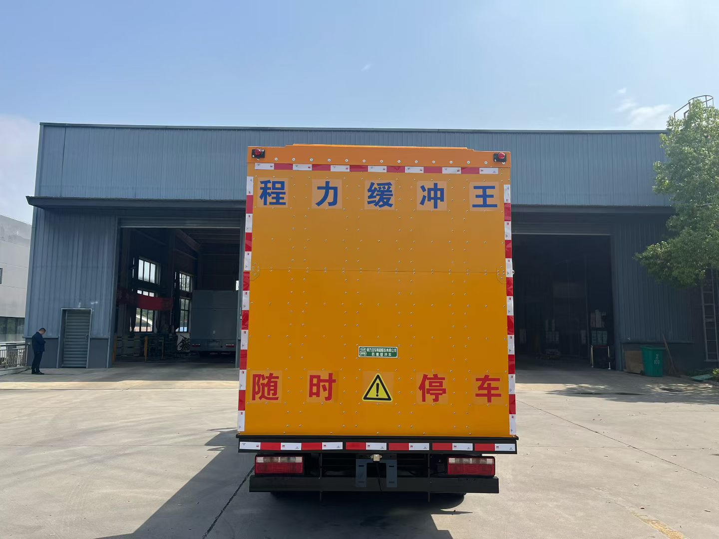 解放虎V防撞缓冲车,解放蓝牌防撞车 实拍图