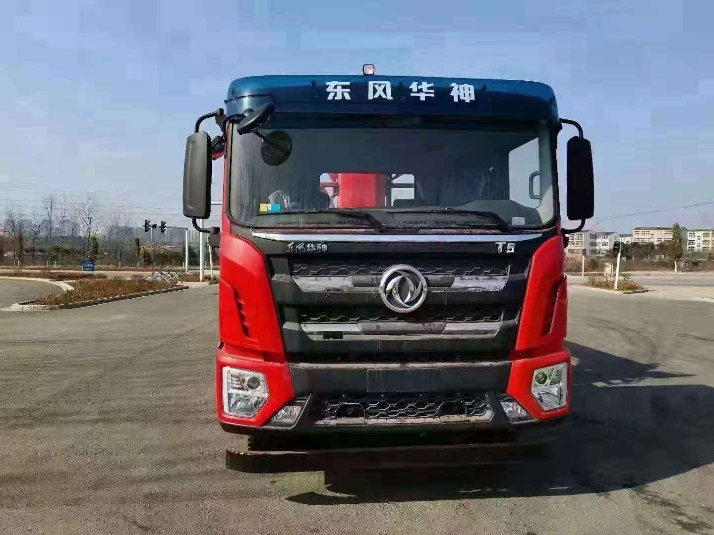 国六东风华神T5后八轮随车吊 实拍图