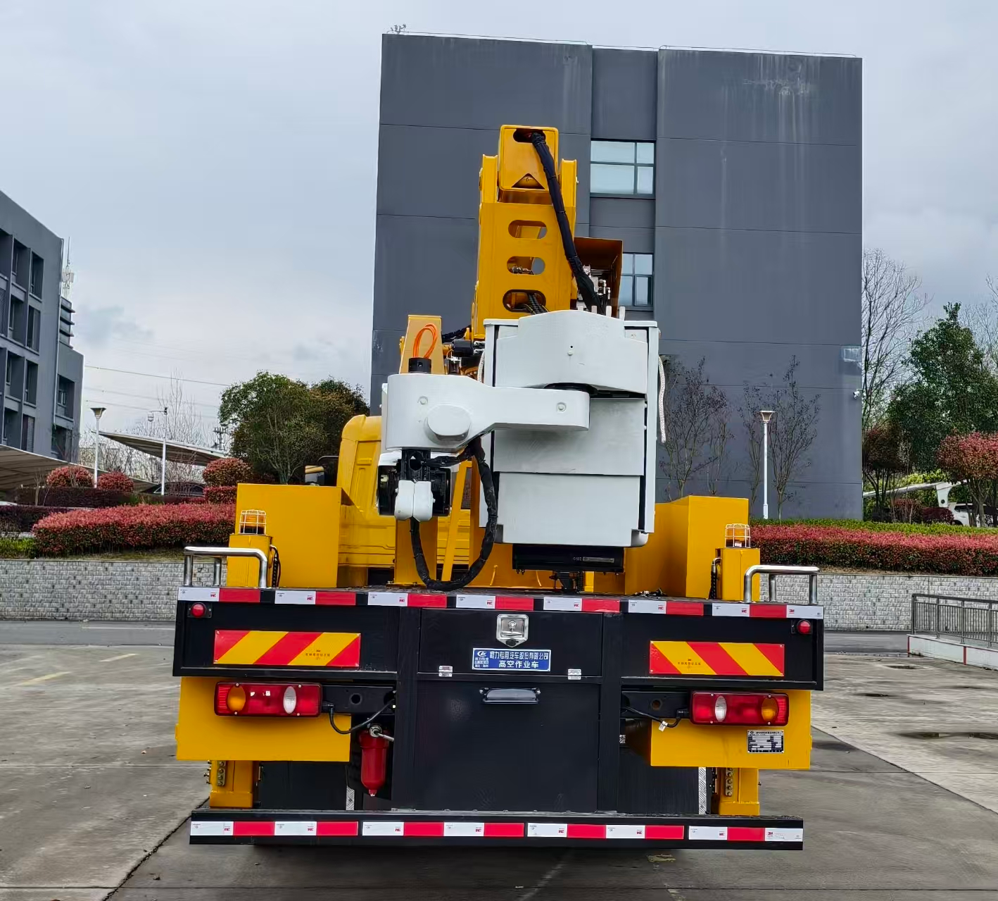 东风天锦绝缘高空作业车 CLW5120JGKADT电力高空车 实拍图