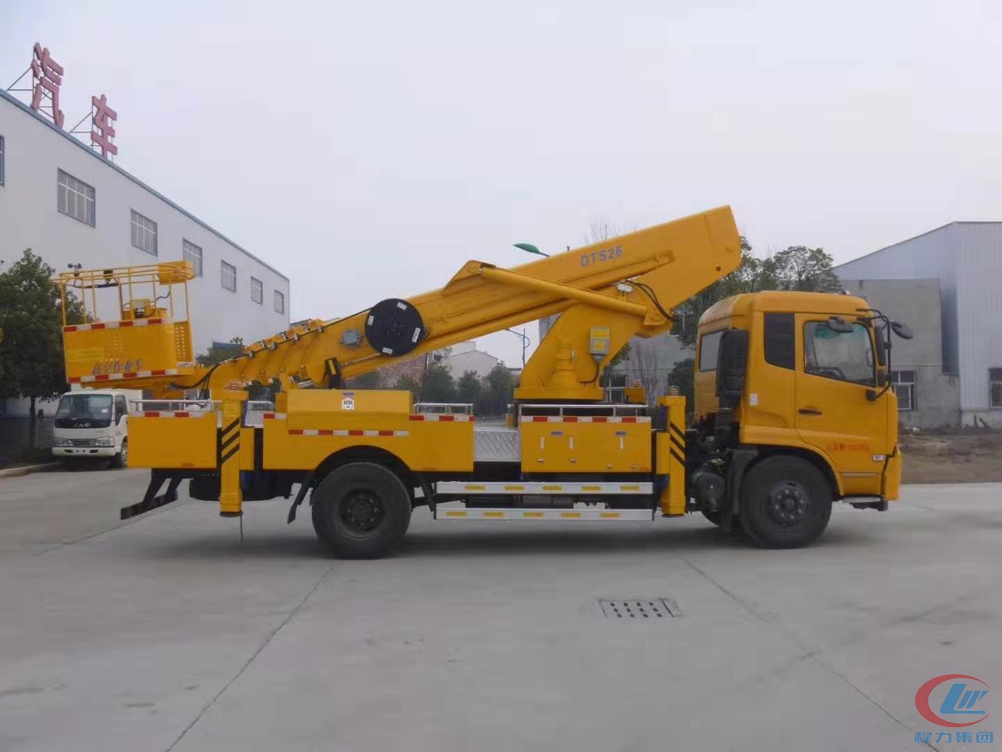程力东风天锦28米直臂高空作业车 实拍图