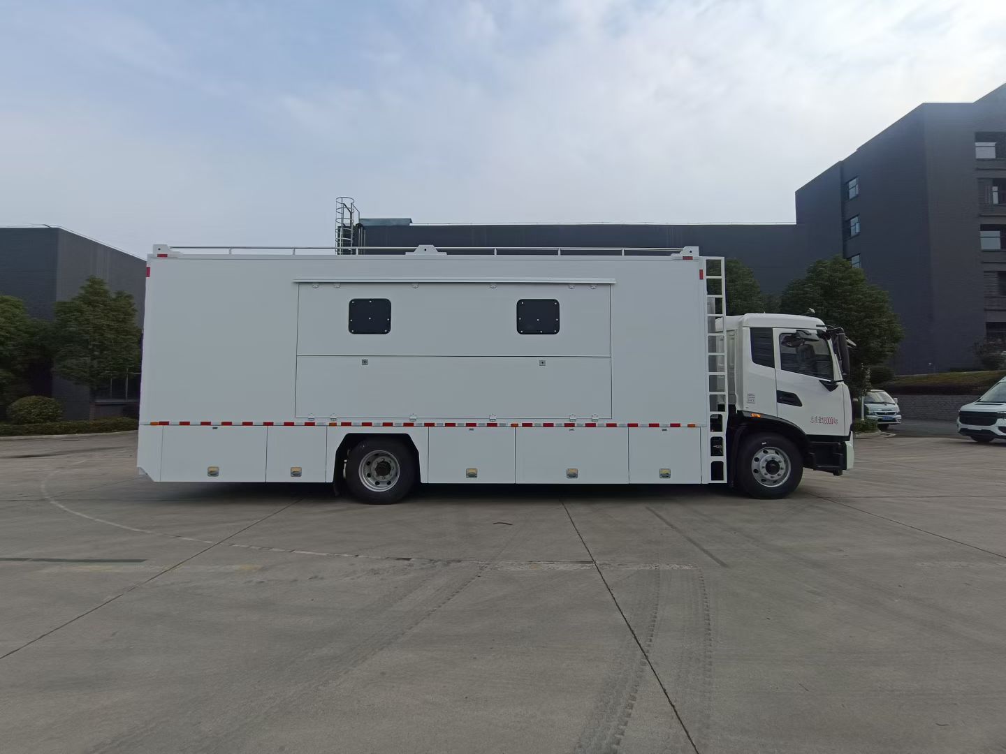 东风天锦新款野战炊事车,东风天锦餐车 实拍图