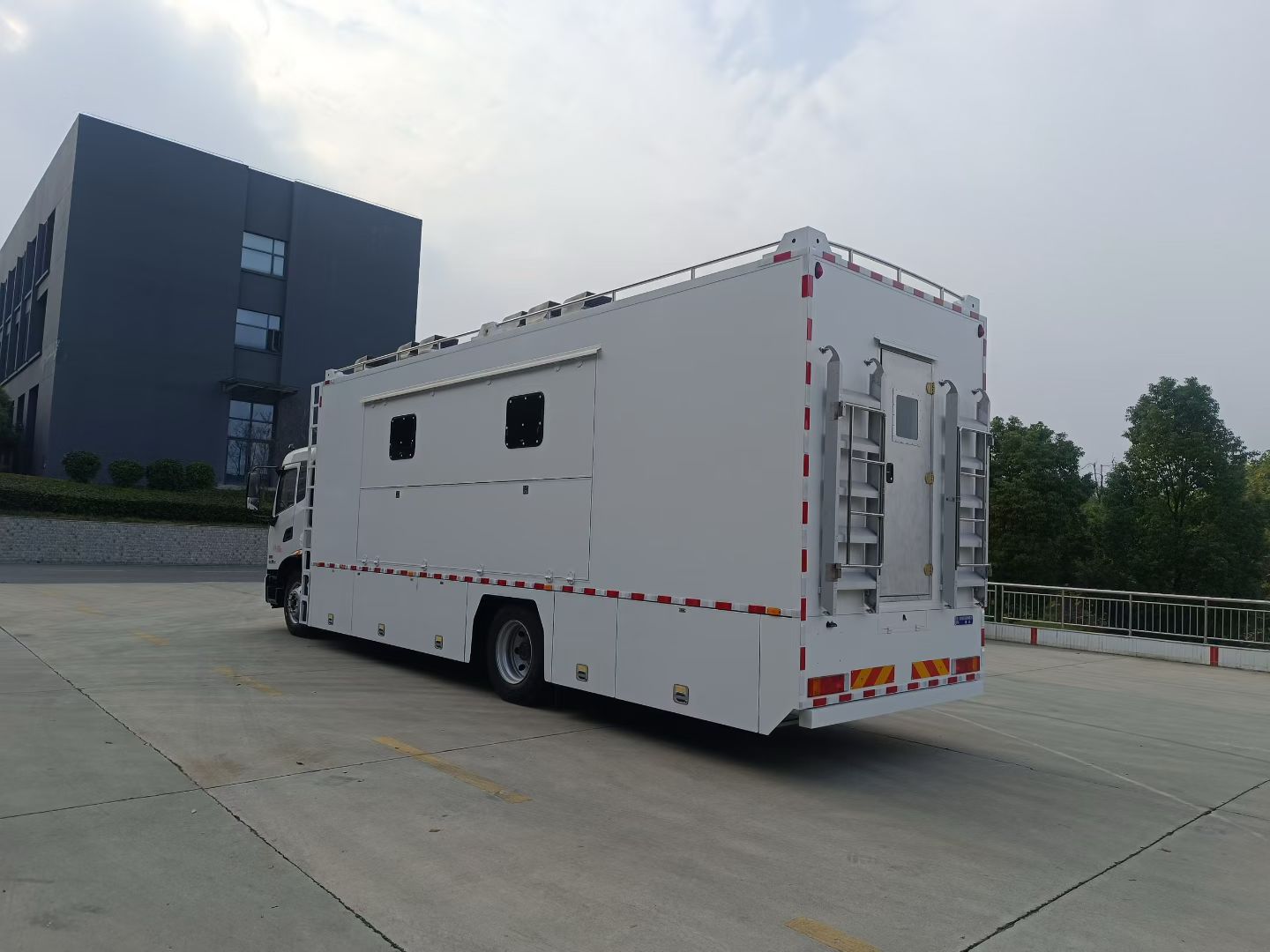 东风天锦新款野战炊事车,东风天锦餐车 实拍图