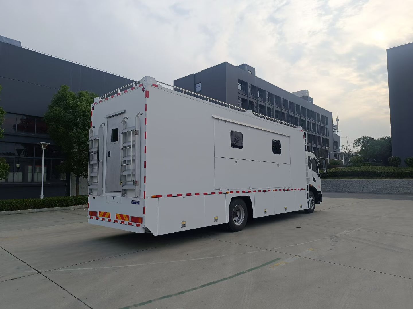 东风天锦新款野战炊事车,东风天锦餐车 实拍图