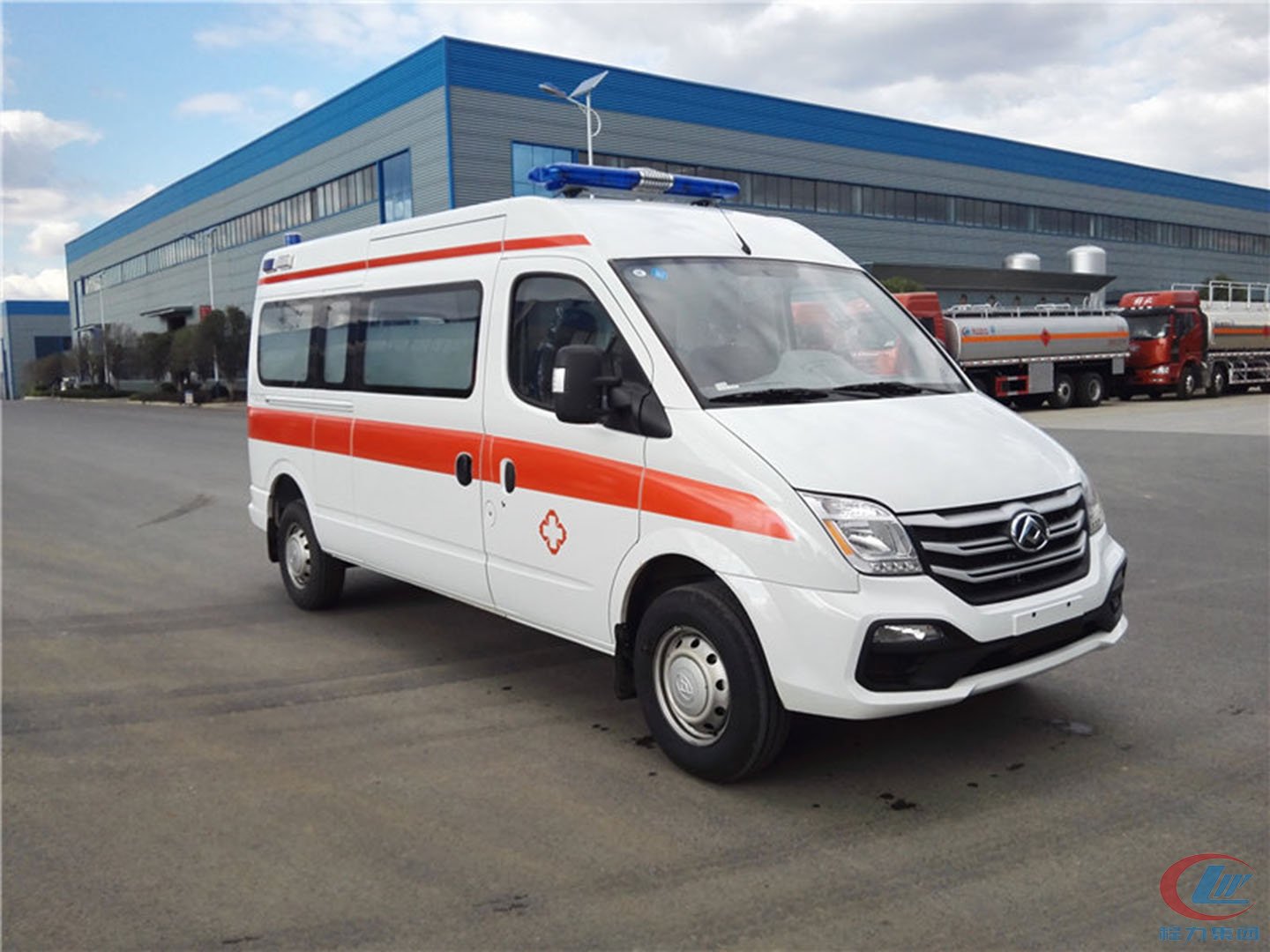 大通V80长轴中顶转运型国六救护车