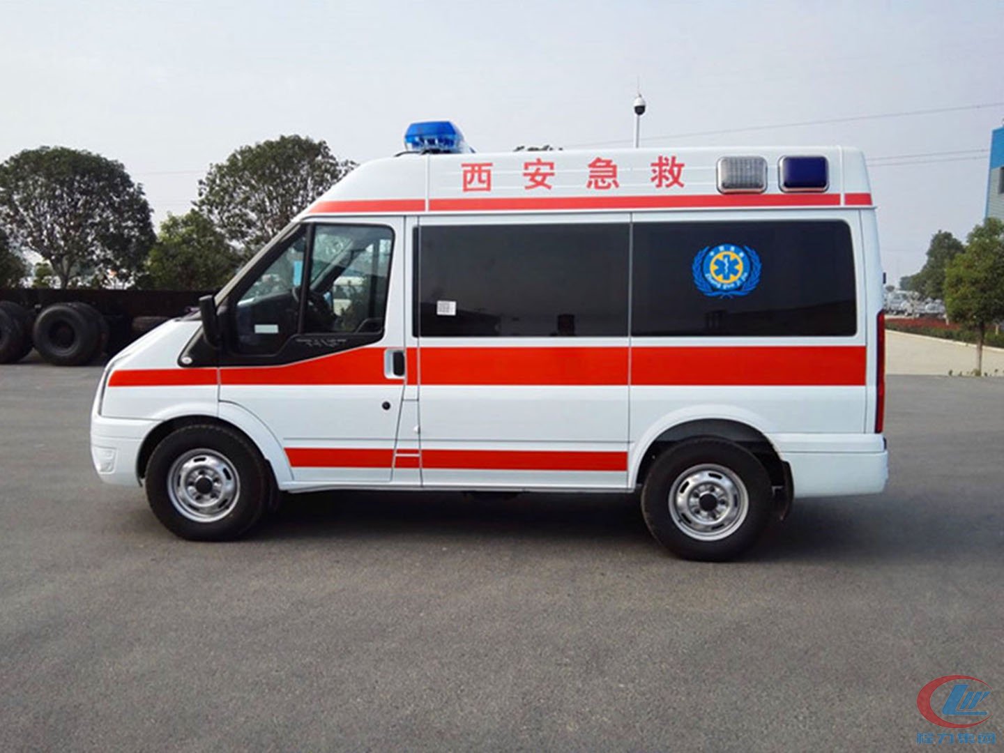 程力集团福特V348短轴中顶国六救护车 实拍图