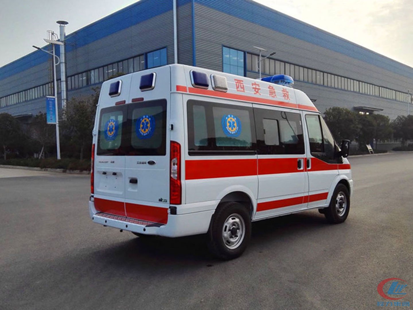 程力集团福特V348短轴中顶国六救护车 实拍图