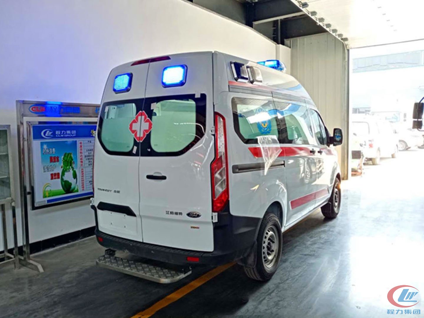 程力集团福特V362短轴中顶国六柴油版救护车 实拍图