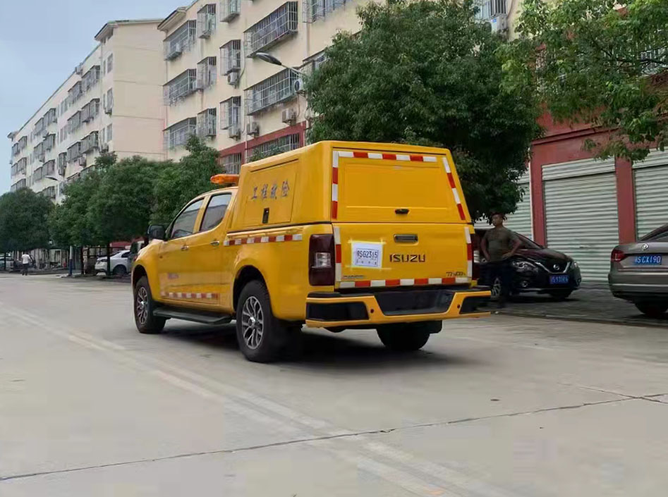 庆铃五十铃皮卡抢险车 实拍图