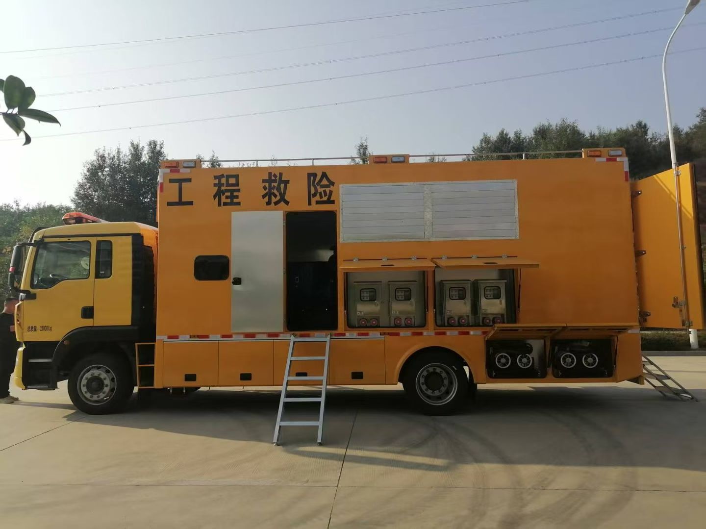 重汽豪沃应急救险车,大流量应急排涝车 实拍图