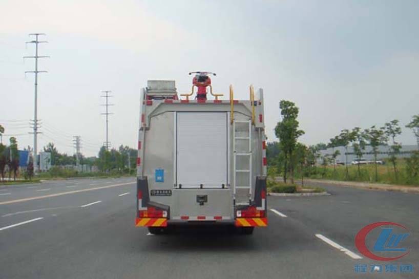 湖北程力重汽豪沃双桥水罐消防车 实拍图
