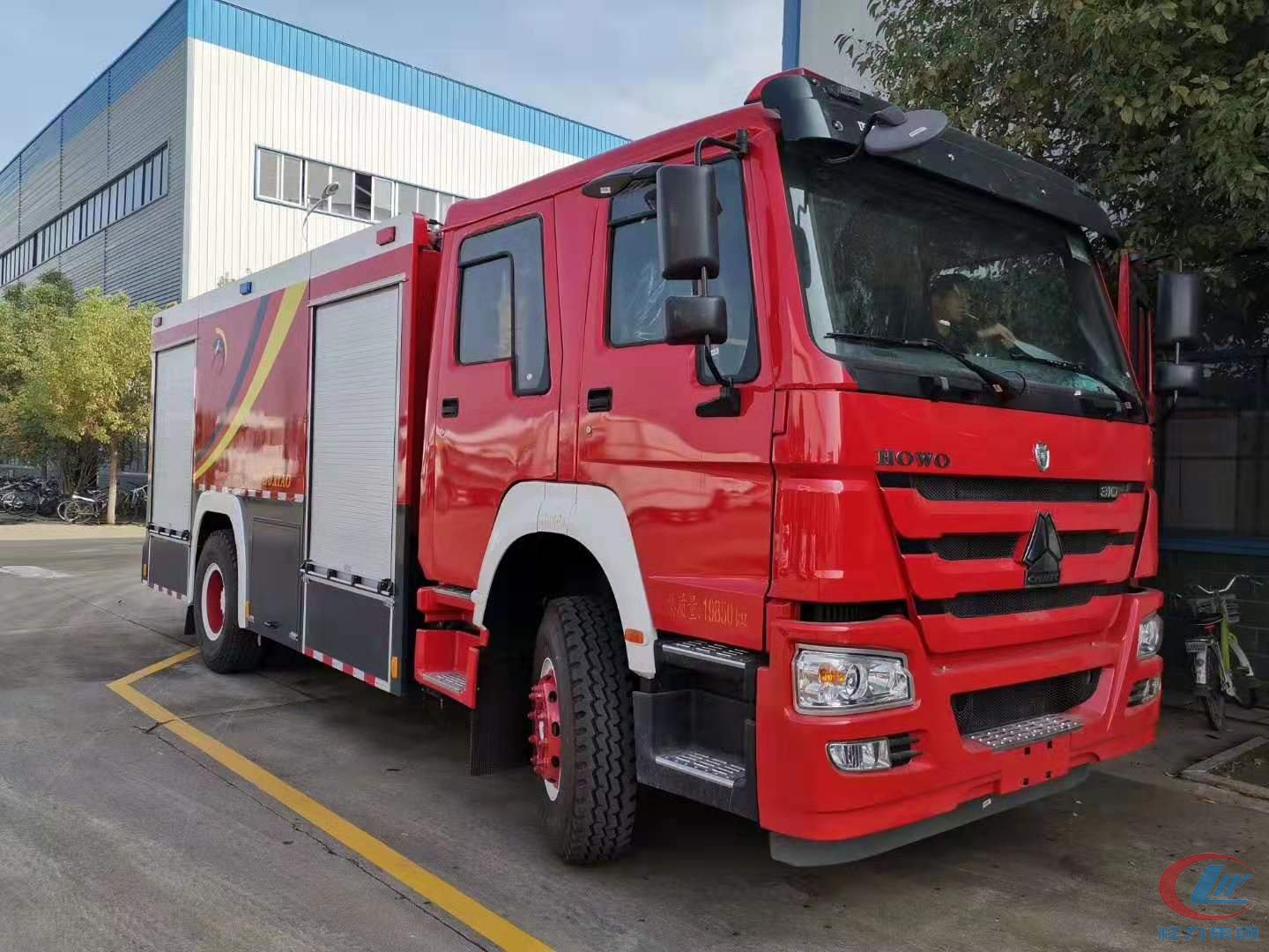 重汽豪沃水罐消防车 实拍图