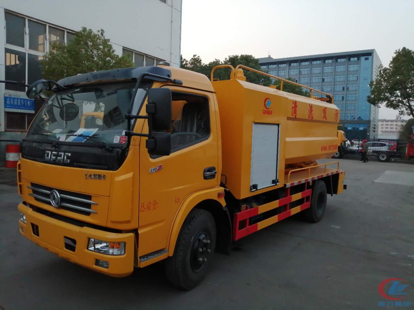 东风多利卡D7清洗吸污车 实拍图
