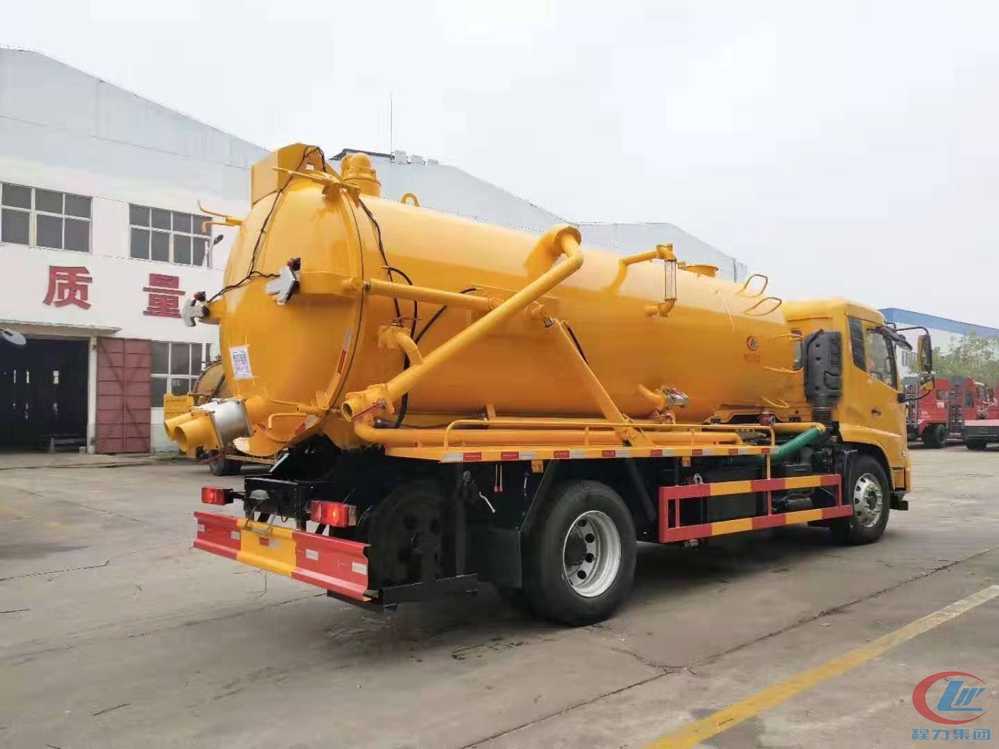 东风天锦一体罐清洗吸污车 实拍图