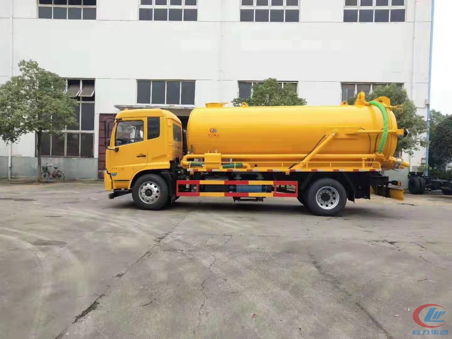 东风天锦一体罐清洗吸污车 实拍图