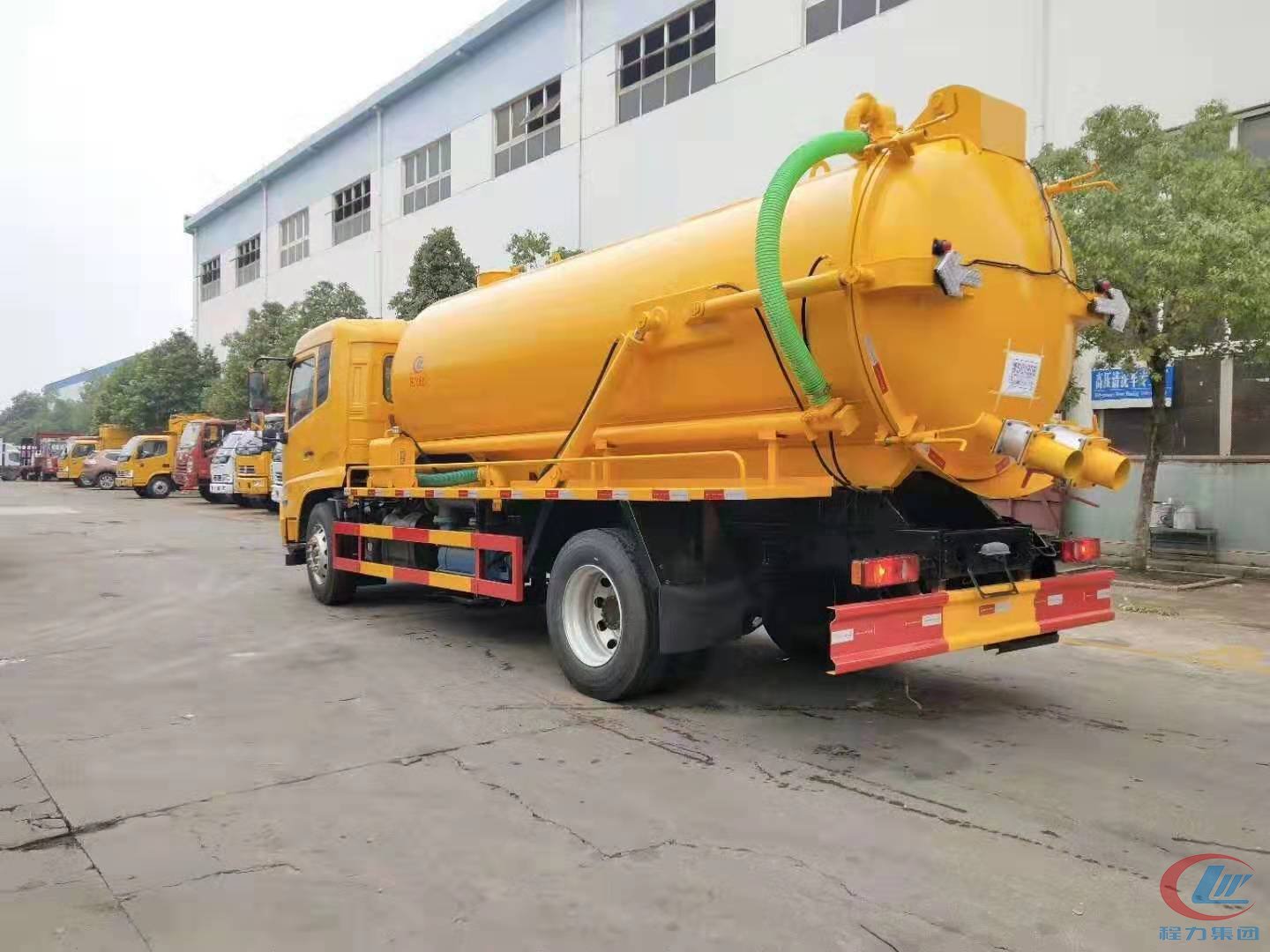 东风天锦一体罐清洗吸污车 实拍图