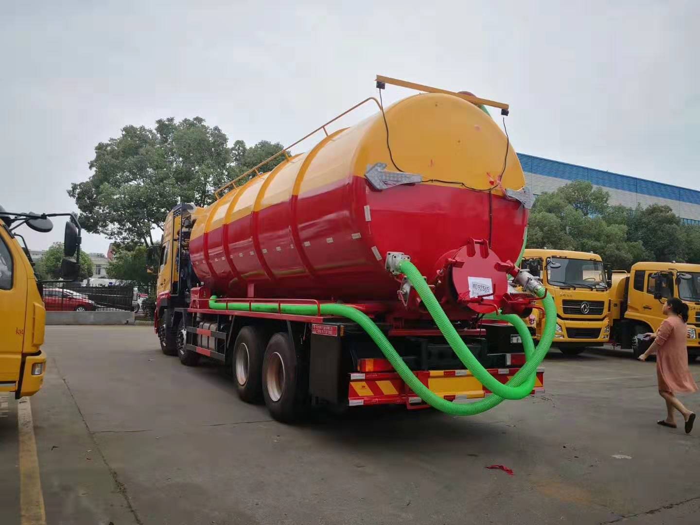 东风天龙前四后八清洗吸污车 实拍图