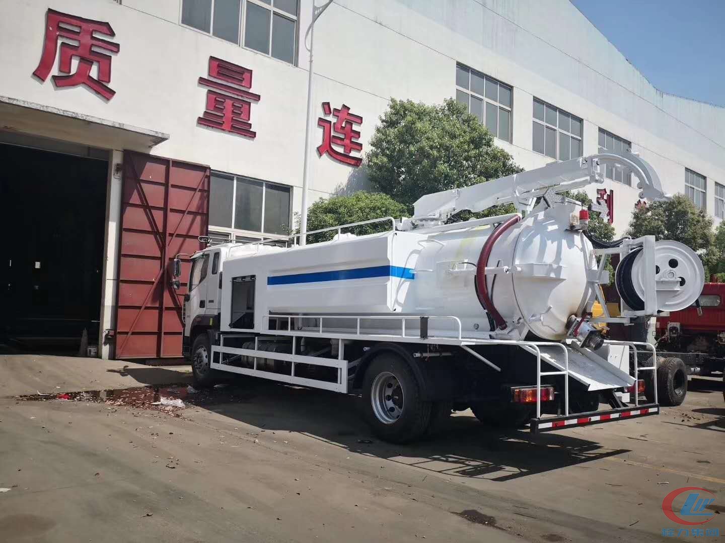出口车型福田全自动清洗吸污车 实拍图