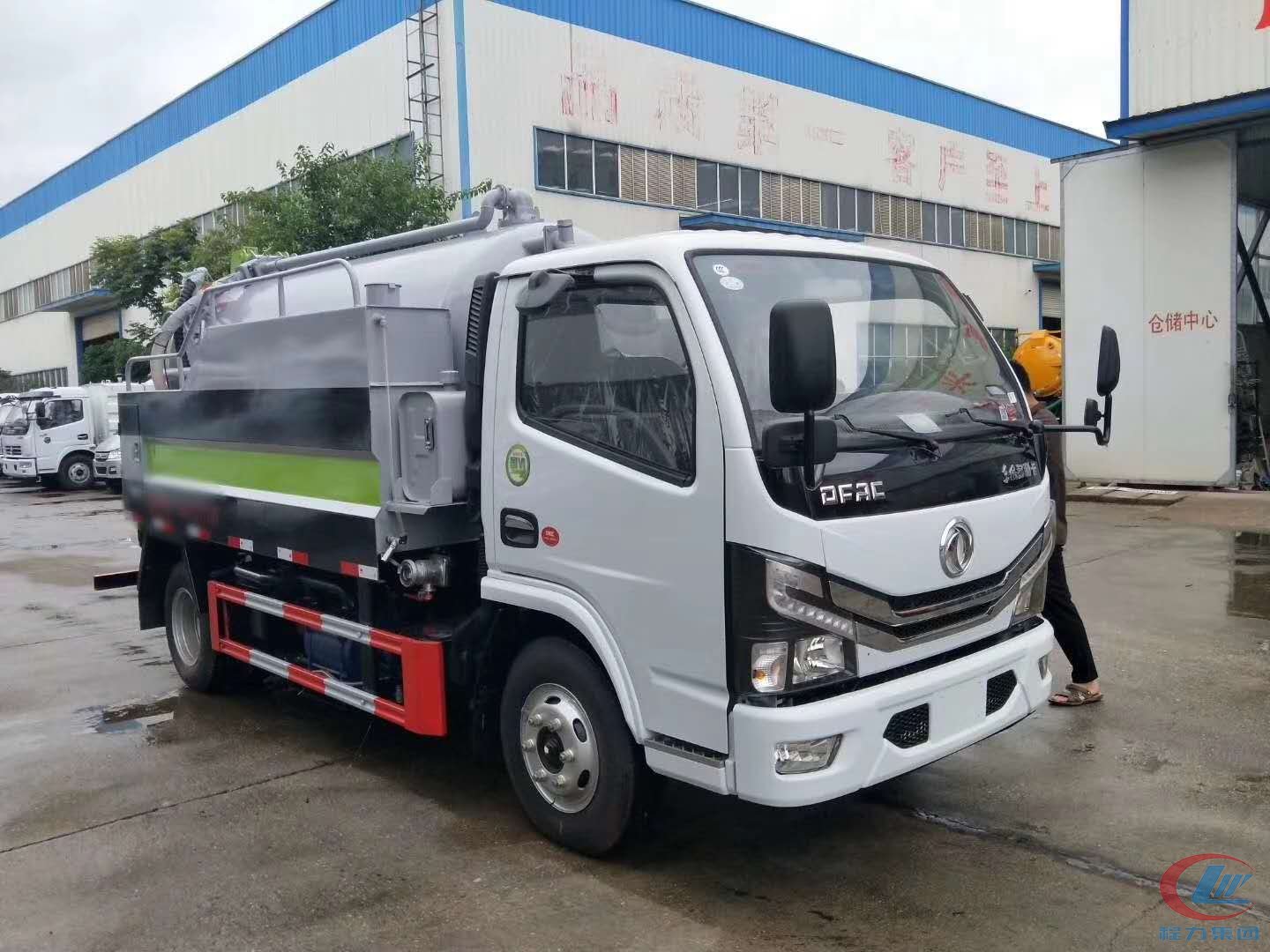 国六东风小多利卡清洗吸污车 实拍图