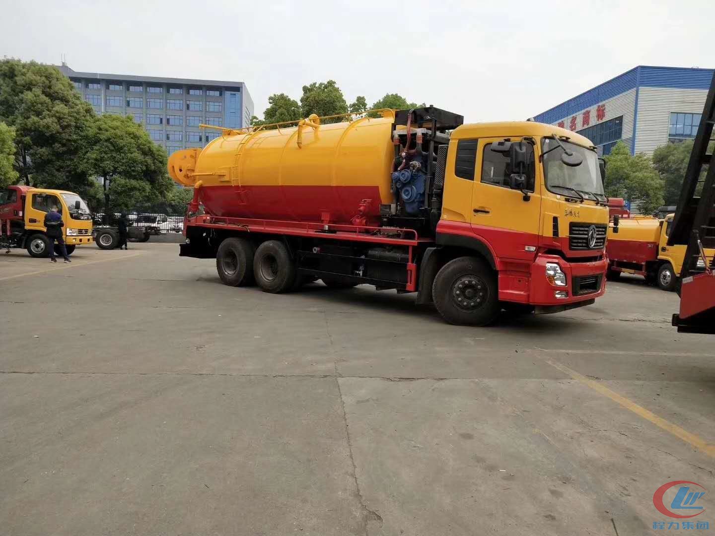 天龙后双桥清洗吸污车 实拍图