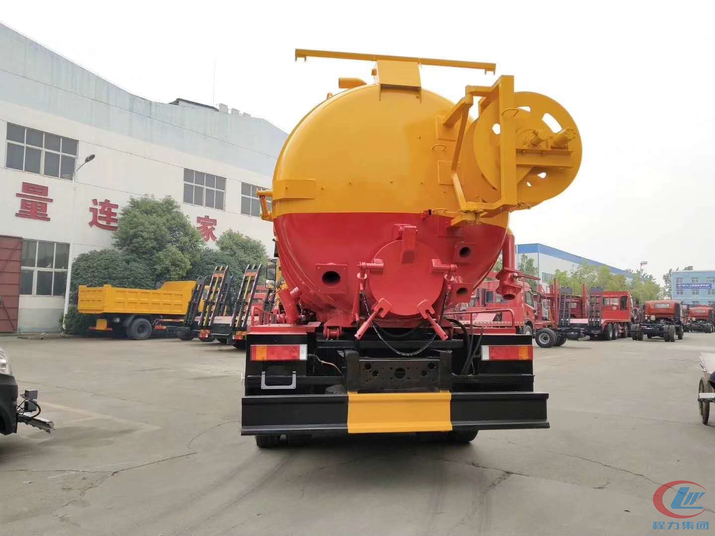 天龙后双桥清洗吸污车 实拍图