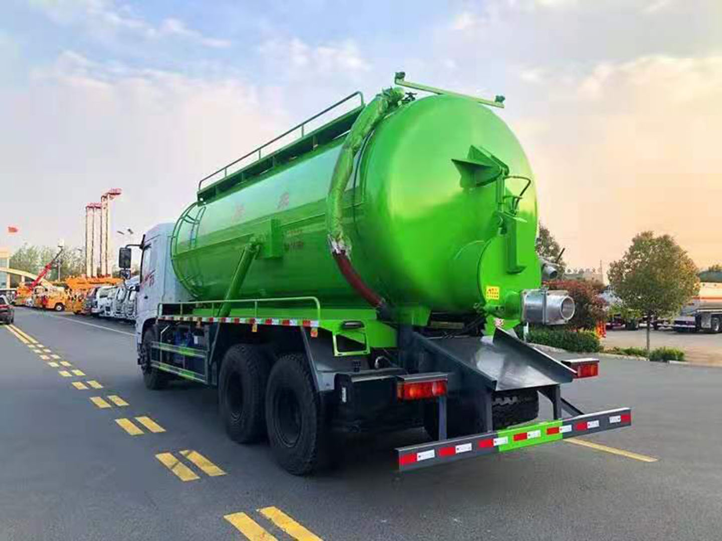 程力集团国六东风专底D3后八轮吸污车 实拍图