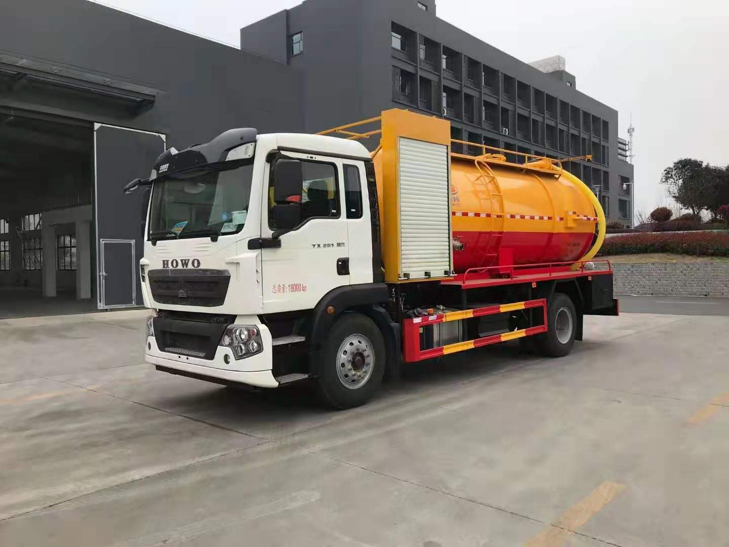 程力集团国六重汽豪沃清洗吸污车