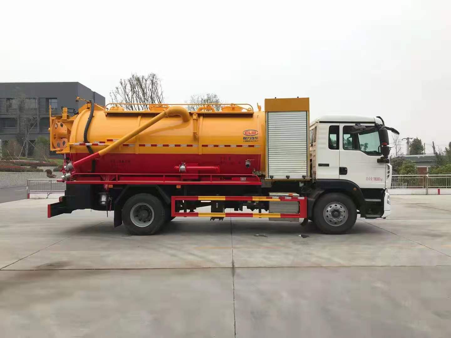 程力集团国六重汽豪沃清洗吸污车 实拍图