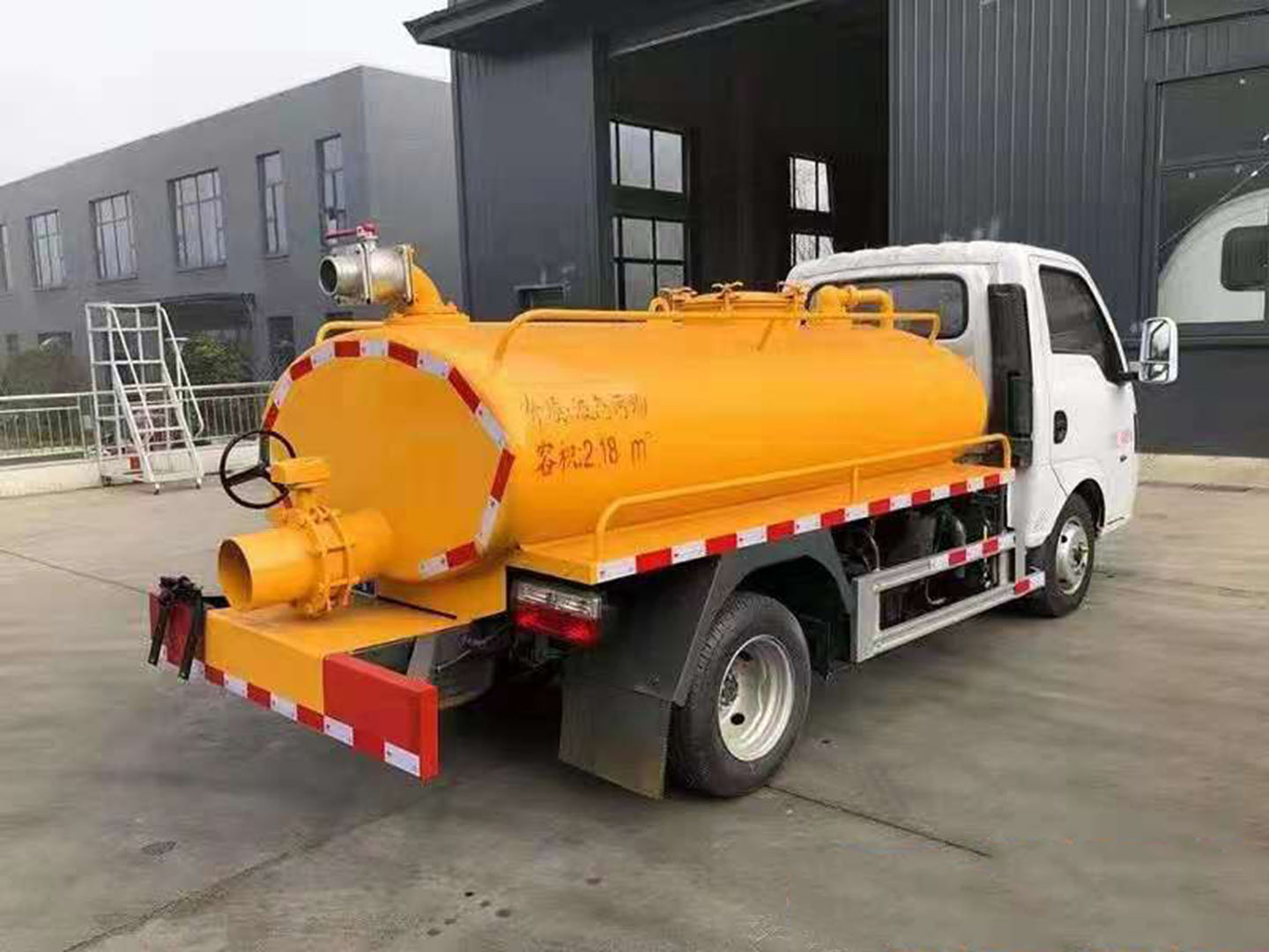 程力集团国六东风途逸吸粪车 实拍图