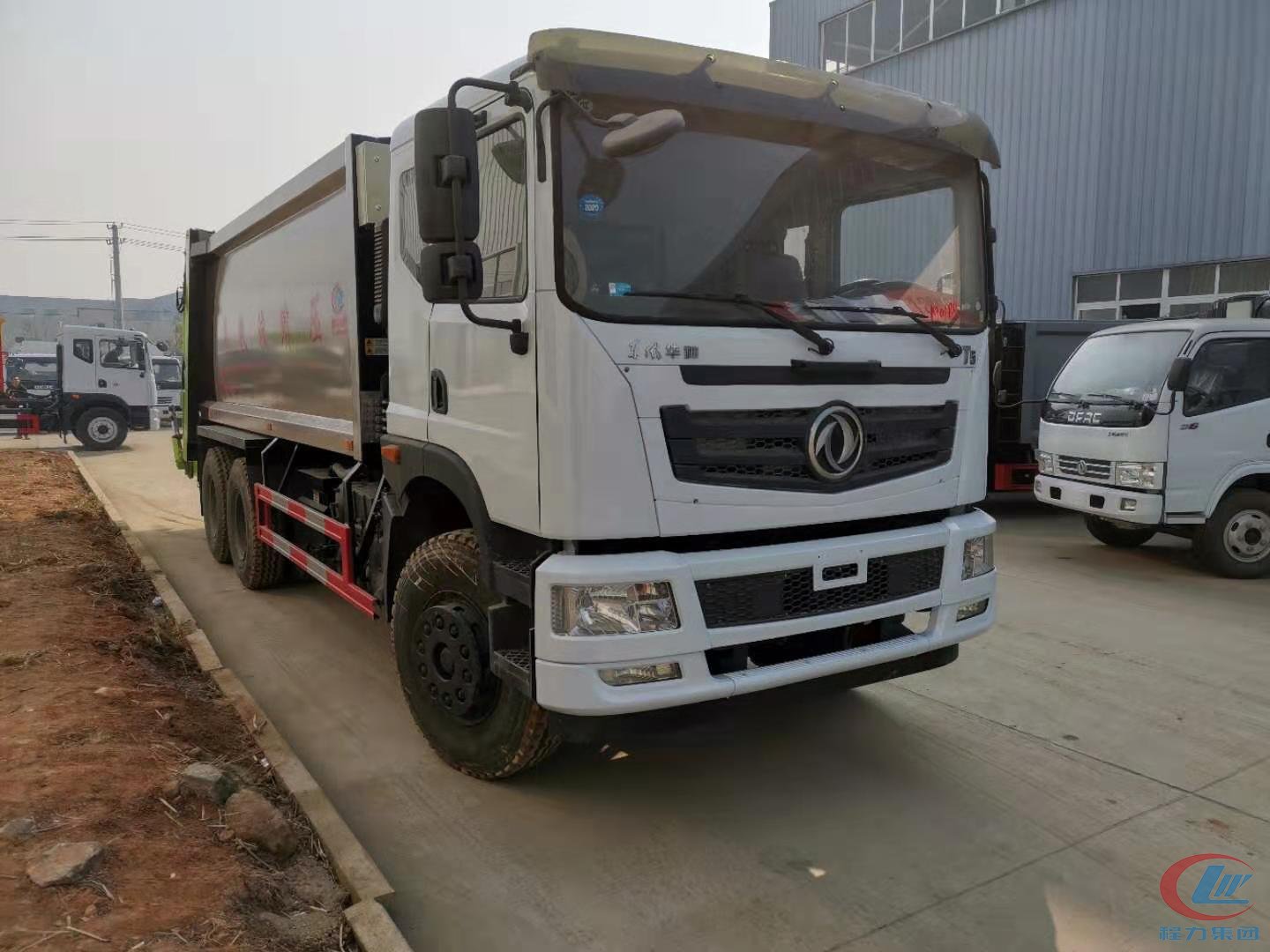 东风T5康明斯245马力国五压缩垃圾车 实拍图