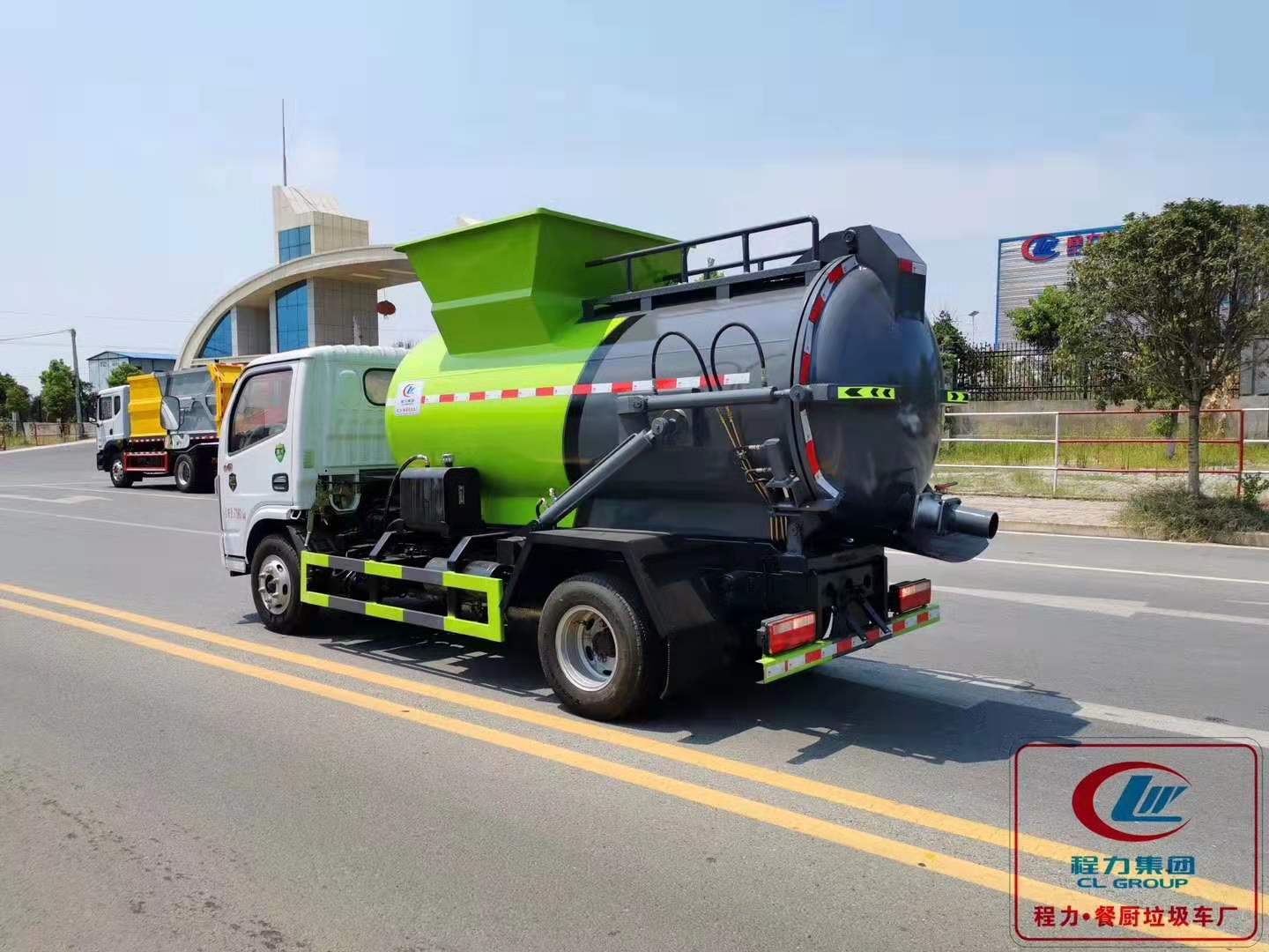 东风多利卡D6圆形罐体餐厨垃圾车 实拍图