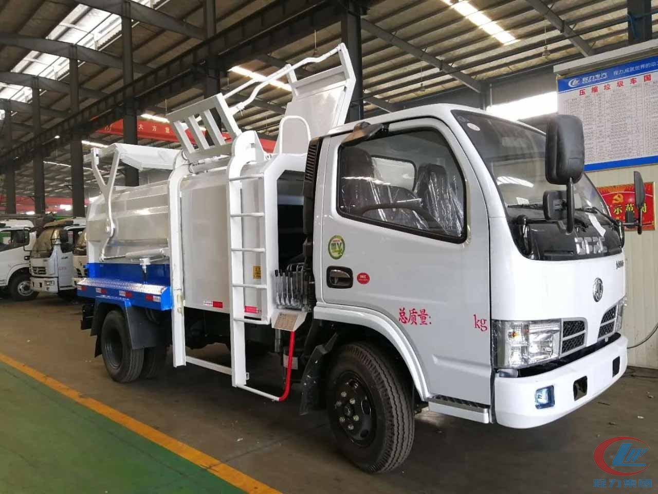 东风多利卡挂桶式垃圾车,挂桶式生活垃圾车