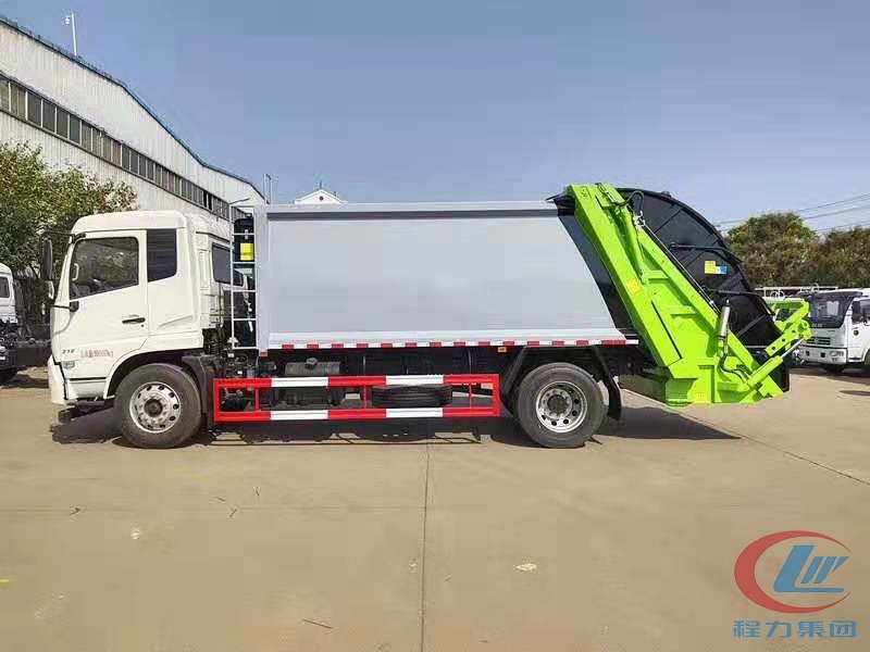 程力集团东风天锦压缩式垃圾车 实拍图