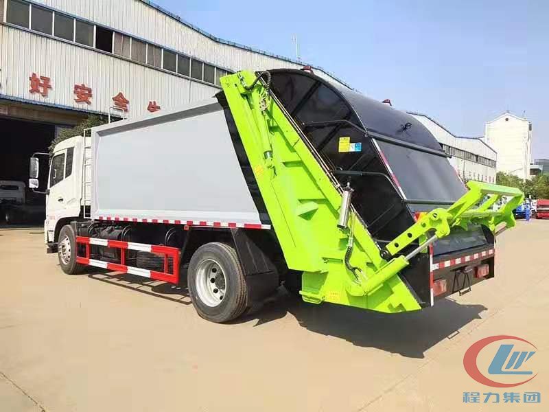 程力集团东风天锦压缩式垃圾车 实拍图