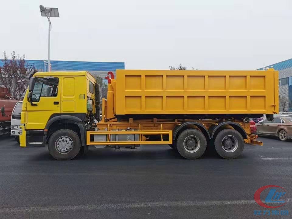 重汽后双桥勾臂垃圾车出口车型配20方垃圾箱 实拍图